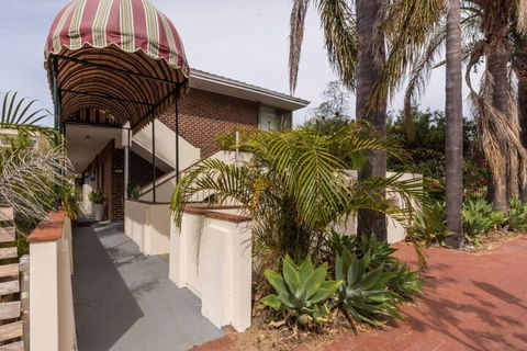 B6 Cafes & Restaurants Close To UWA - Accommodation Gold Coast 1