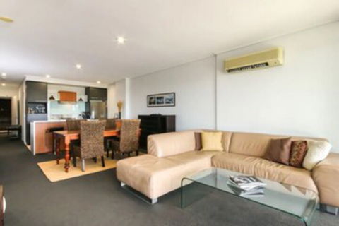 Large 3 Bedroom Apartment With River Views Near The Stadium - Gold Coast 4U 0