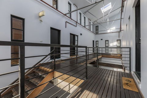 Fabulous Fitzroy Converted Warehouse - Accommodation Gold Coast 7