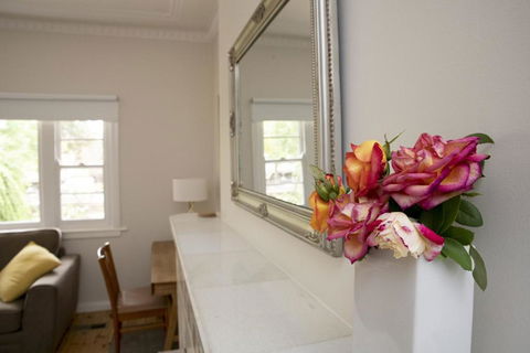 Rose Cottage Charming Double Brick Near Cook Park & CBD - Gold Coast 4U 2