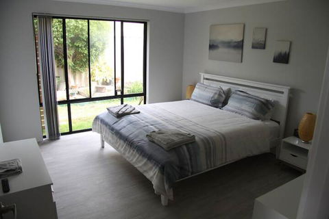 Warnbro Beach Family Accommodation - Gold Coast 4U 2