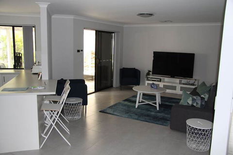 Warnbro Beach Family Accommodation - Gold Coast 4U 1