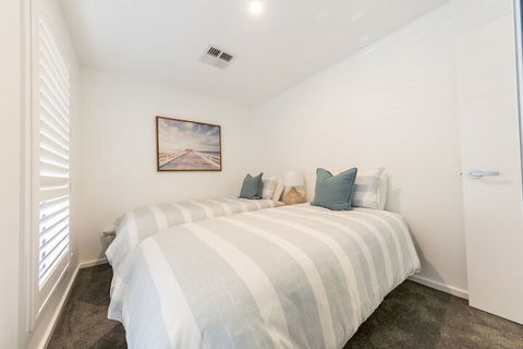 Sandcastle, 26a Winsor Street - 1 Gold Coast 3