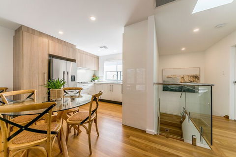 Sandcastle, 26a Winsor Street - 1 Gold Coast 6