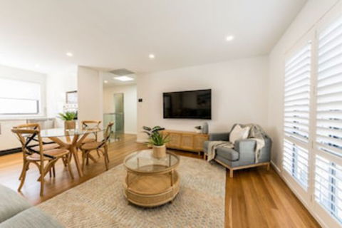 Sandcastle, 26a Winsor Street - 1 Gold Coast 0