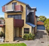The Island Manor family seaside stay with views - Accommodation Gold Coast