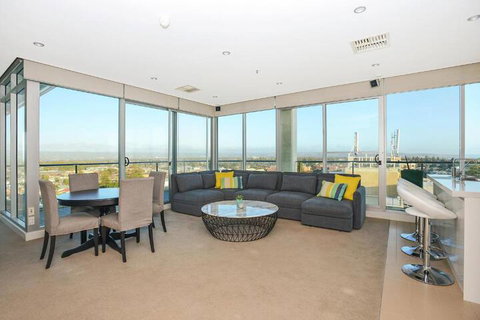 Glenelg Skyline Penthouse WiFi - Accommodation Gold Coast 7