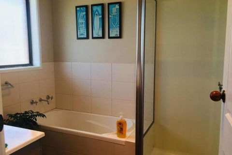 QUEEN BEDROOM FRIENDLY HOME PORTLAND - Accommodation Gold Coast 3
