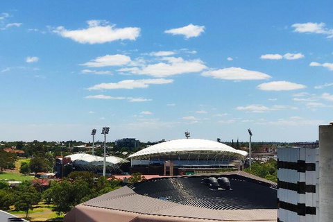 Deluxe Oaks Horizons North Terrace ViewCar Park - Accommodation Gold Coast 6