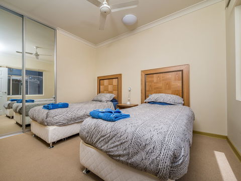Seafront Unit 60 - Accommodation Gold Coast 2