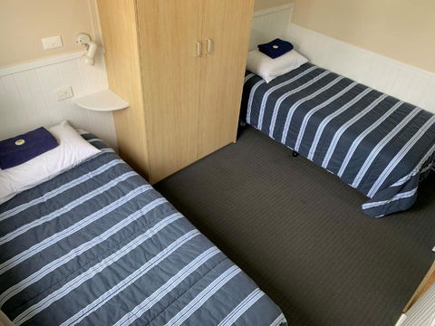 Barrack Point Holidays - Gold Coast 4U 4