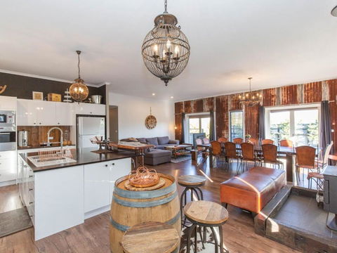 Oak & Barrel / 7 Twynam Street - Accommodation Gold Coast 4