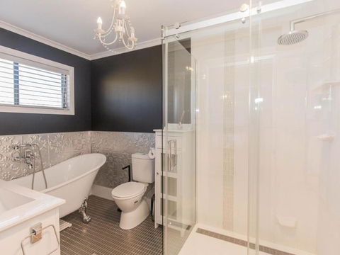 Oak & Barrel / 7 Twynam Street - Accommodation Gold Coast 3