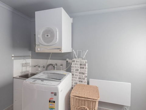 Oak & Barrel / 7 Twynam Street - Accommodation Gold Coast 1