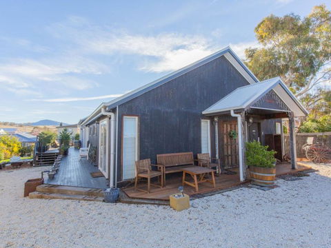 Oak & Barrel / 7 Twynam Street - Accommodation Gold Coast 2