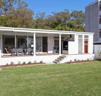 3 Lillian Street fantastic house so close to the water - Accommodation Gold Coast