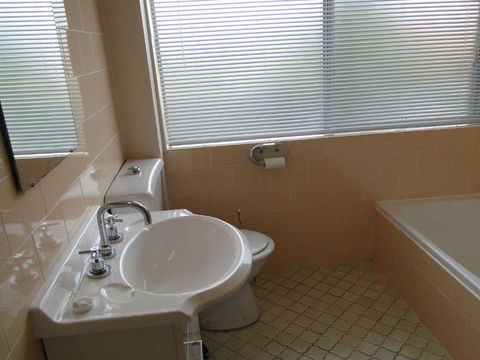 4 Adriana 83 Ronald Avenue Open Plan Living With Backyard - Accommodation Gold Coast 3