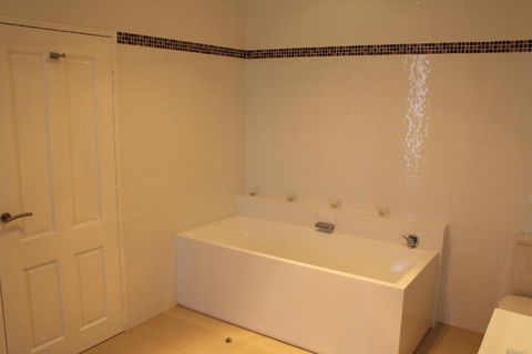 Gundaroo Manor Bed & Breakfast - Accommodation Gold Coast 2