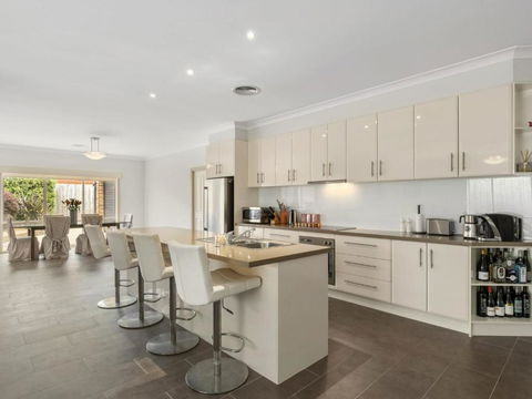 THE LOCH SURFSIDE WIFI NETFLIX PET FRIENDLY (OUTSIDE ONLY) - Accommodation Gold Coast 2