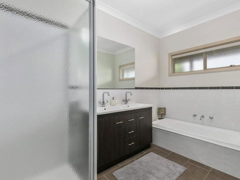 THE LOCH SURFSIDE WIFI NETFLIX PET FRIENDLY (OUTSIDE ONLY) - Accommodation Gold Coast 1