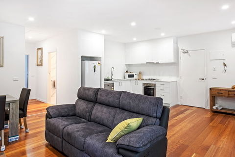 Woody Lifestyle One Bedroom Apartment - Gold Coast 4U 2