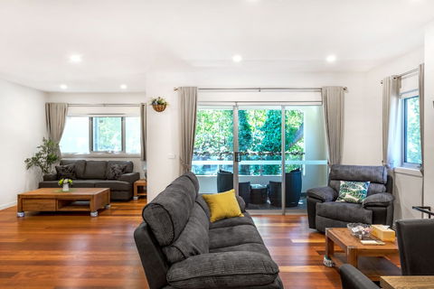 Woody Lifestyle One Bedroom Apartment - Gold Coast 4U 1