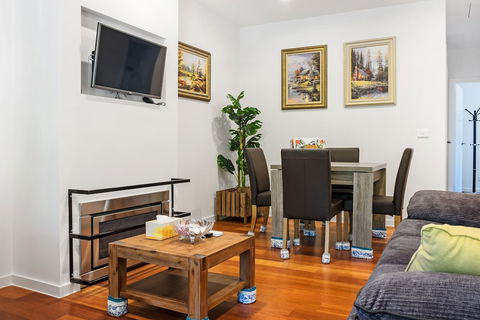 Woody Lifestyle One Bedroom Apartment - Gold Coast 4U 3