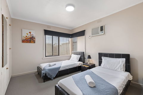 The Gazebo Place - Spacious 4 Bedroom Near Murray River - Gold Coast 4U 1