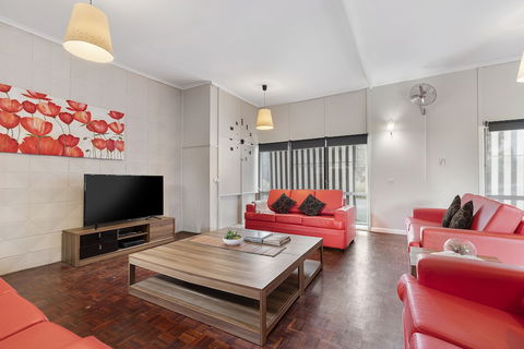 The Gazebo Place - Spacious 4 Bedroom Near Murray River - Gold Coast 4U 2