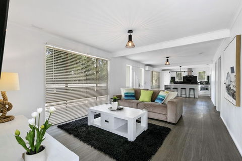 Beauty AND THE Peace - Inlet Side - Gold Coast 4U 1