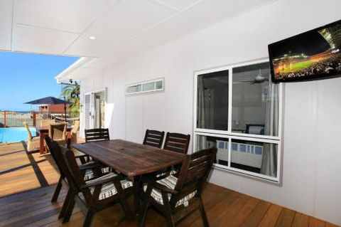 BEACH SHOPS & FABULOUS VACATION HOME! - Accommodation Gold Coast 1