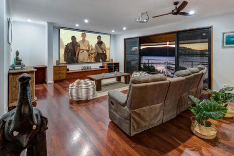 Uisce Luxury Holiday House With Jacuzzi Pool Table Cinema Premium Foxtel & Two Buggies - Accommodation Gold Coast 3