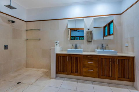 Uisce Luxury Holiday House With Jacuzzi Pool Table Cinema Premium Foxtel & Two Buggies - Accommodation Gold Coast 1