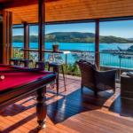 Uisce Luxury Holiday House With Jacuzzi Pool Table Cinema Premium Foxtel & Two Buggies - Accommodation Gold Coast 0
