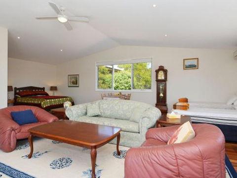 Morisset Waterfront 1bdr Studio Looking Over Trinity Marina - Accommodation Gold Coast 0