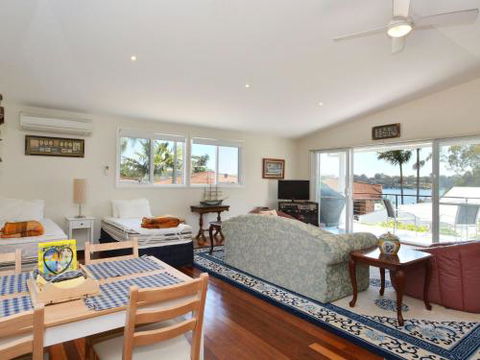 Morisset Waterfront 1bdr Studio Looking Over Trinity Marina - Accommodation Gold Coast 5