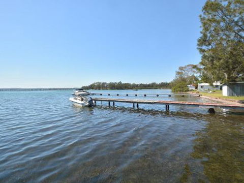 Morisset Waterfront 1bdr Studio Looking Over Trinity Marina - Accommodation Gold Coast 4