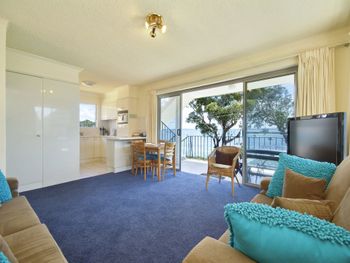 Shoal Towers Unit 6 / 11 Shoal Bay Road - Accommodation Gold Coast 0