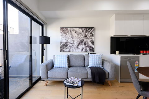 CARLISLE Bright Townhouse In Great Location - Accommodation Gold Coast 4