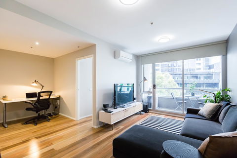 SANDRA, 1BDR Carlton Apartment - Accommodation Gold Coast 2