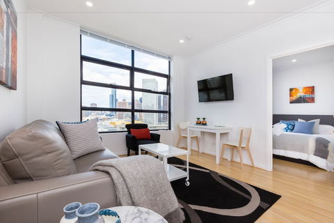 ROLAND, 1BDR Melbourne Apartment - Accommodation Gold Coast 2