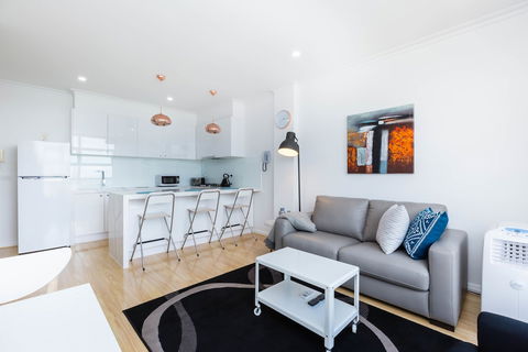 ROLAND, 1BDR Melbourne Apartment - Accommodation Gold Coast 3
