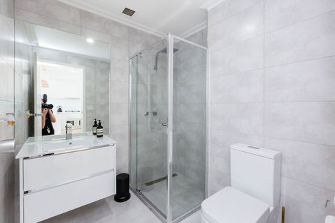 ROLAND, 1BDR Melbourne Apartment - Accommodation Gold Coast 5