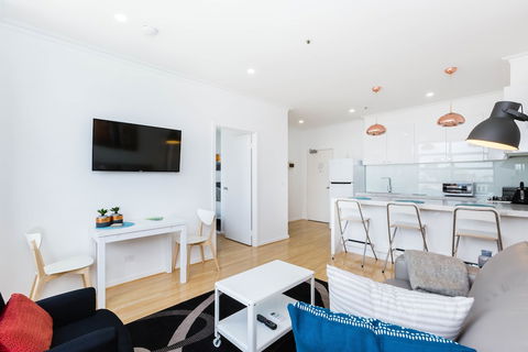 ROLAND, 1BDR Melbourne Apartment - Accommodation Gold Coast 0