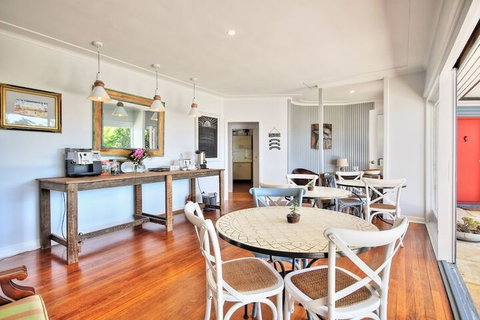 Dolphin Sands - Accommodation Gold Coast 2