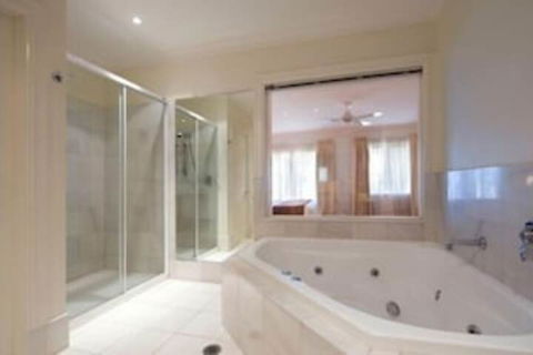 Lakeside Suites 1 - Accommodation Gold Coast 1