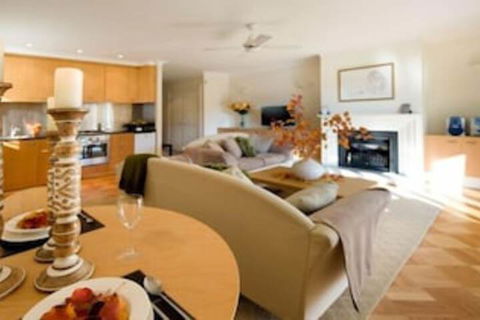 Lakeside Suites 1 - Accommodation Gold Coast 2