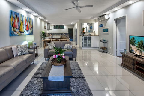 Poinciana 011 Deluxe 2 Bedroom Apartment Centrally Located With Golf Buggy - Gold Coast 4U 4