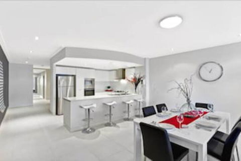 Coast Luxury Apartment 21 - Gold Coast 4U 3
