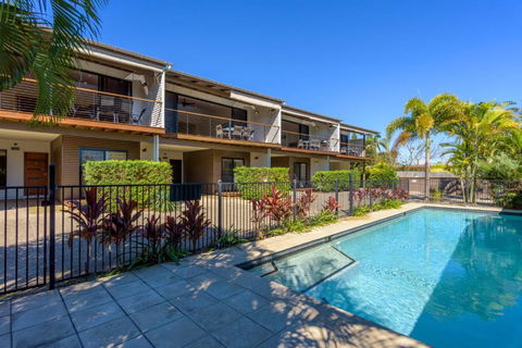 Unit 1 Rainbow Surf Modern Two Storey Townhouse With Large Shared Pool Close To Beach & Shop - 1 Gold Coast 2
